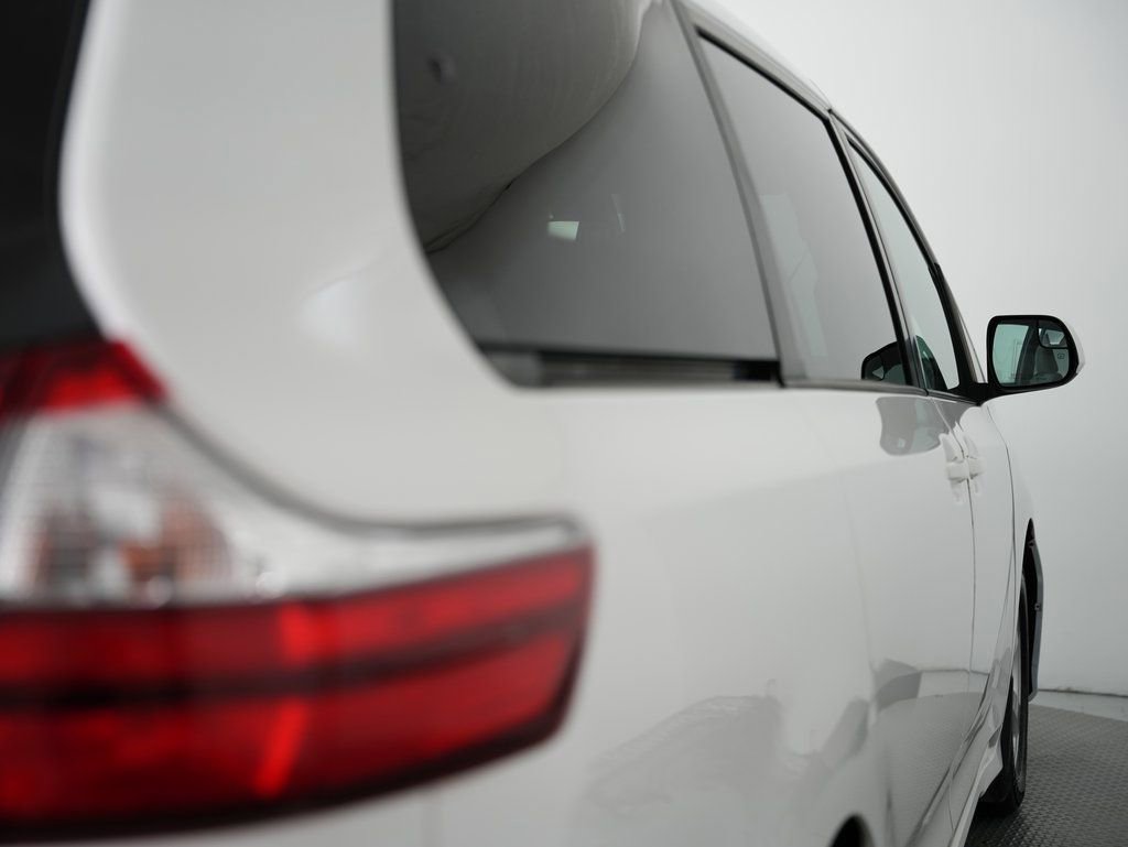 Used 2018 Toyota Sienna LE w/ Carpet Mat Package image 61