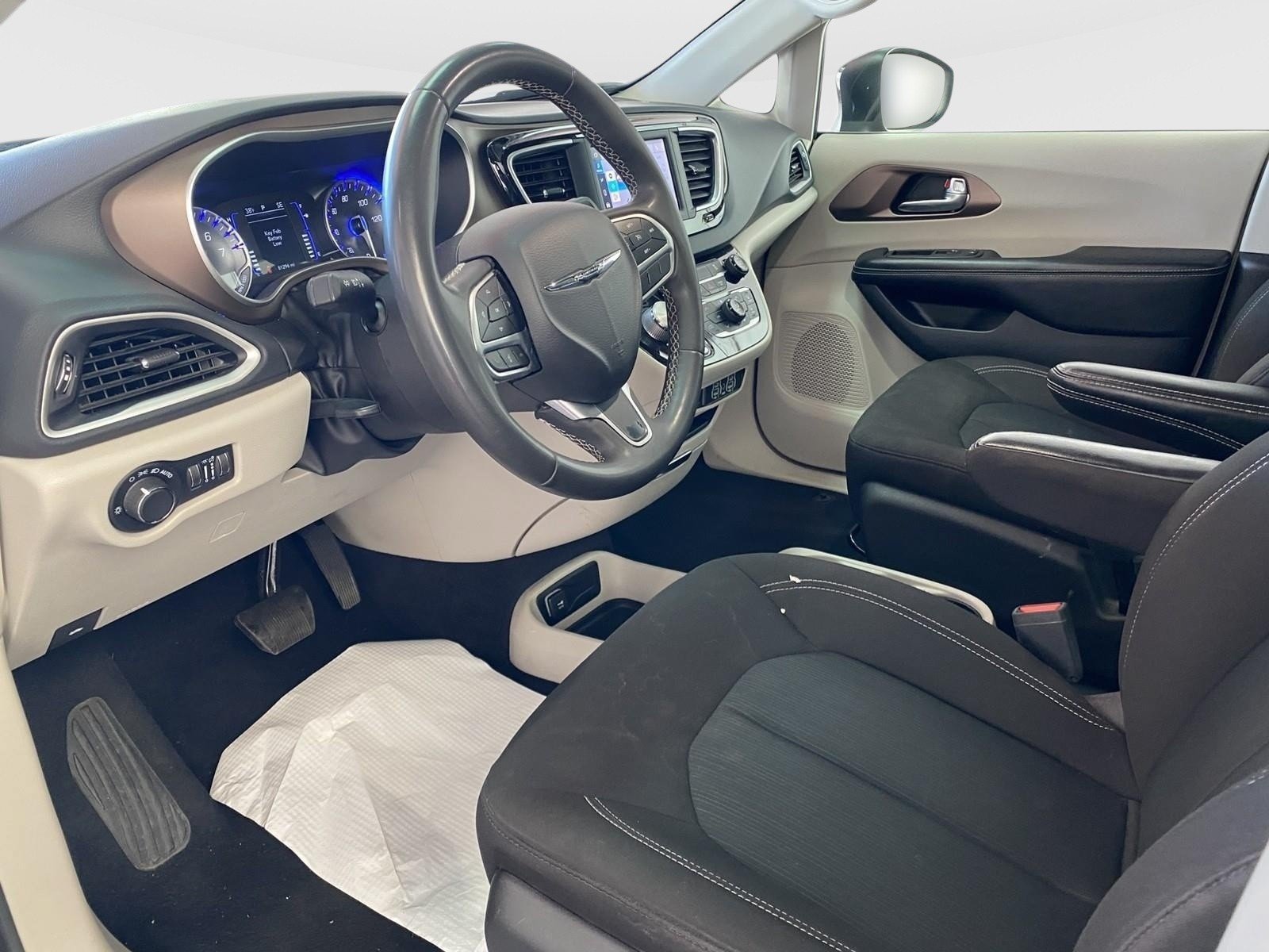 Used 2022 Chrysler Voyager LX FWD image 20