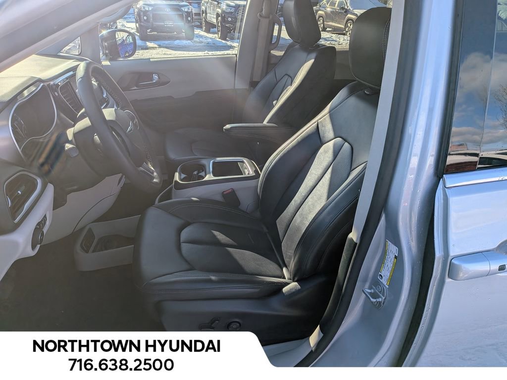 Used 2024 Chrysler Pacifica Touring-L image 10