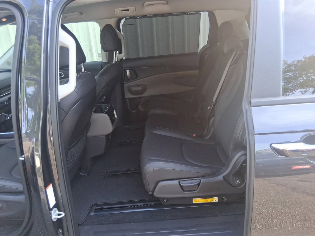 Certified 2026 Kia Carnival EX FWD image 11