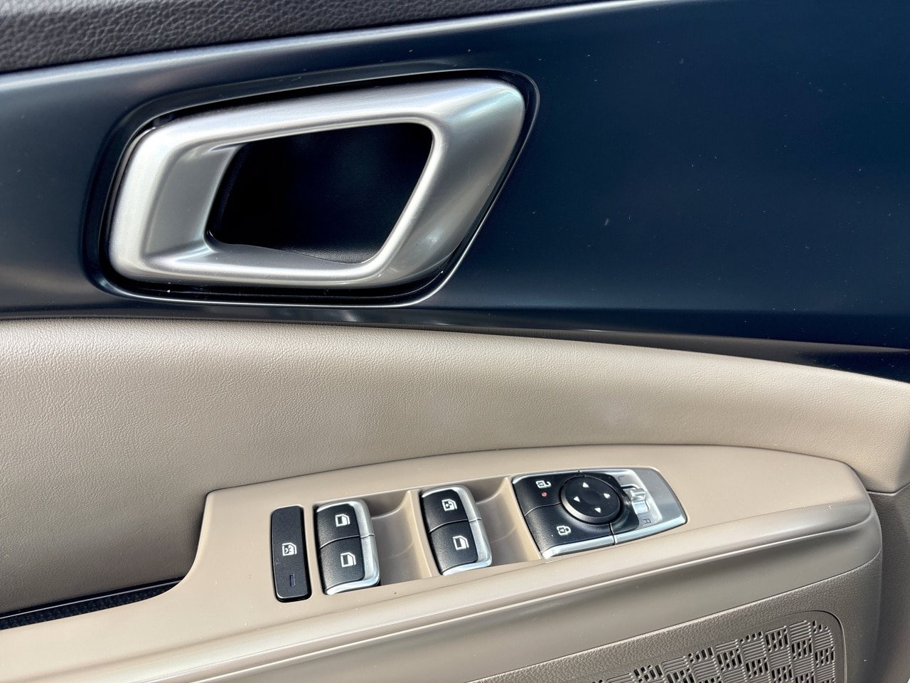 Used 2025 Kia Carnival FWD image 12