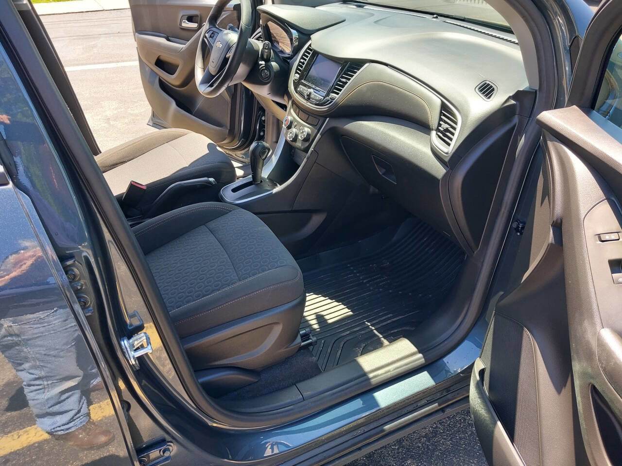 Used 2022 Chevrolet Trax LS w/ Tint and Cruise Package image 12