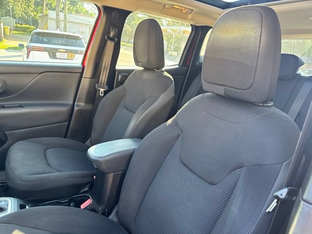 Used 2019 Jeep Renegade Altitude w/ UConnect 8.4 Nav Group FWD image 10
