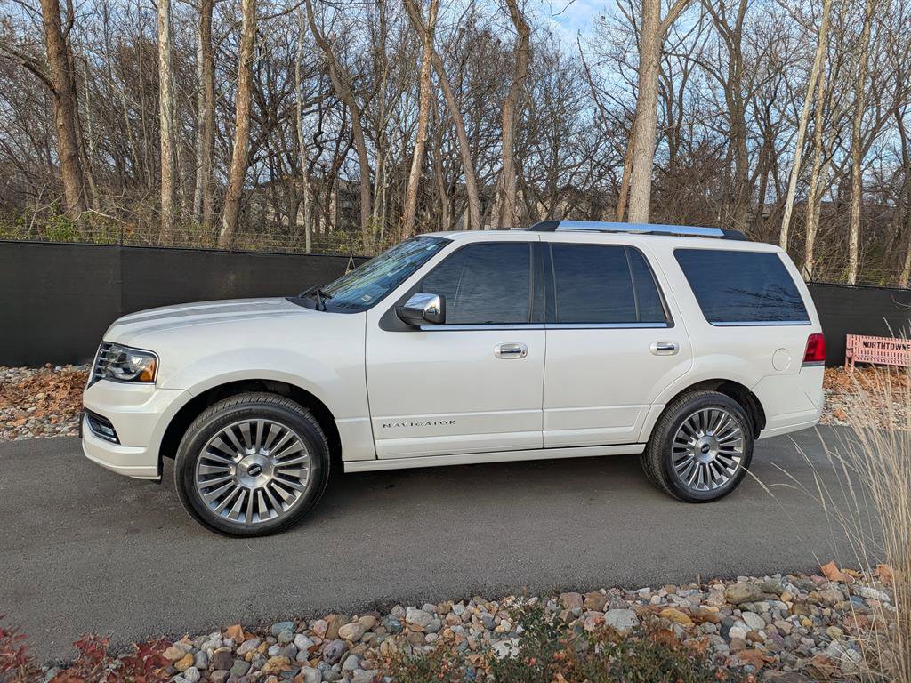 Used 2016 Lincoln Navigator Select image 2
