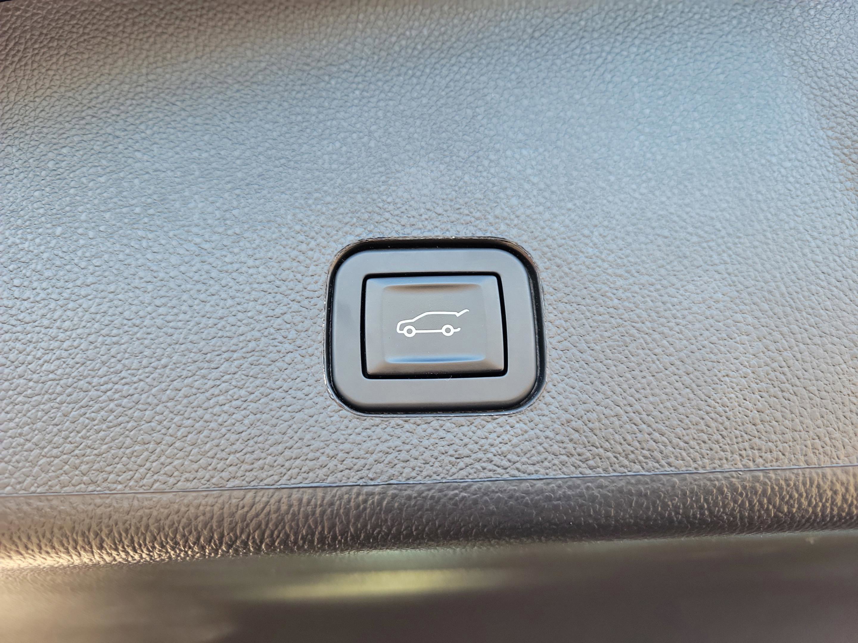 Used 2016 Cadillac SRX Luxury w/ Driver Awareness Package image 8