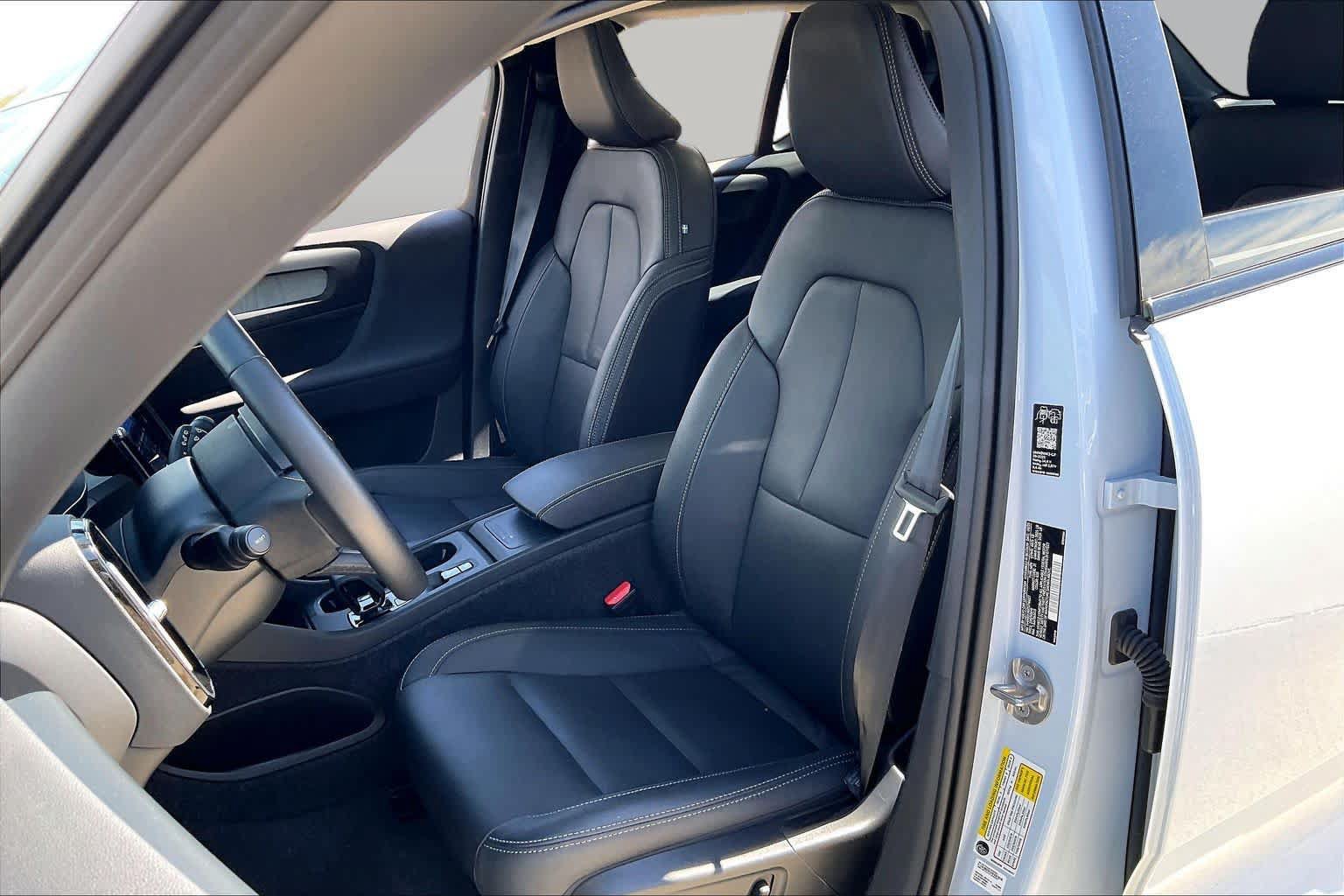 Used 2026 Volvo XC40 B4 Core FWD image 9