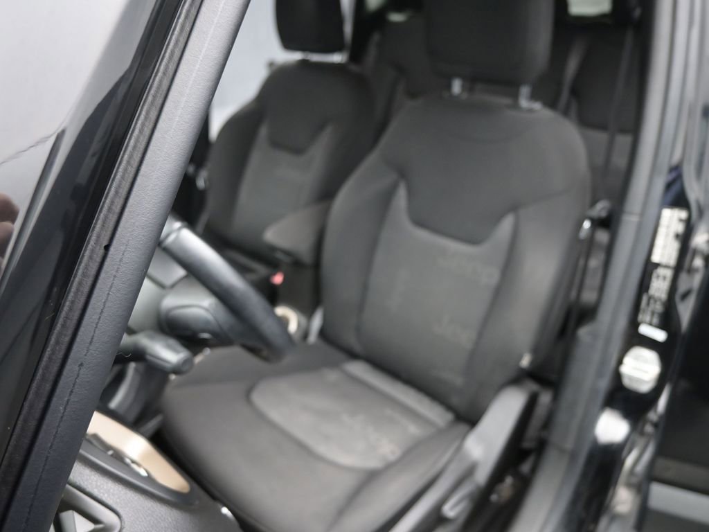 Used 2017 Jeep Renegade Latitude FWD image 11