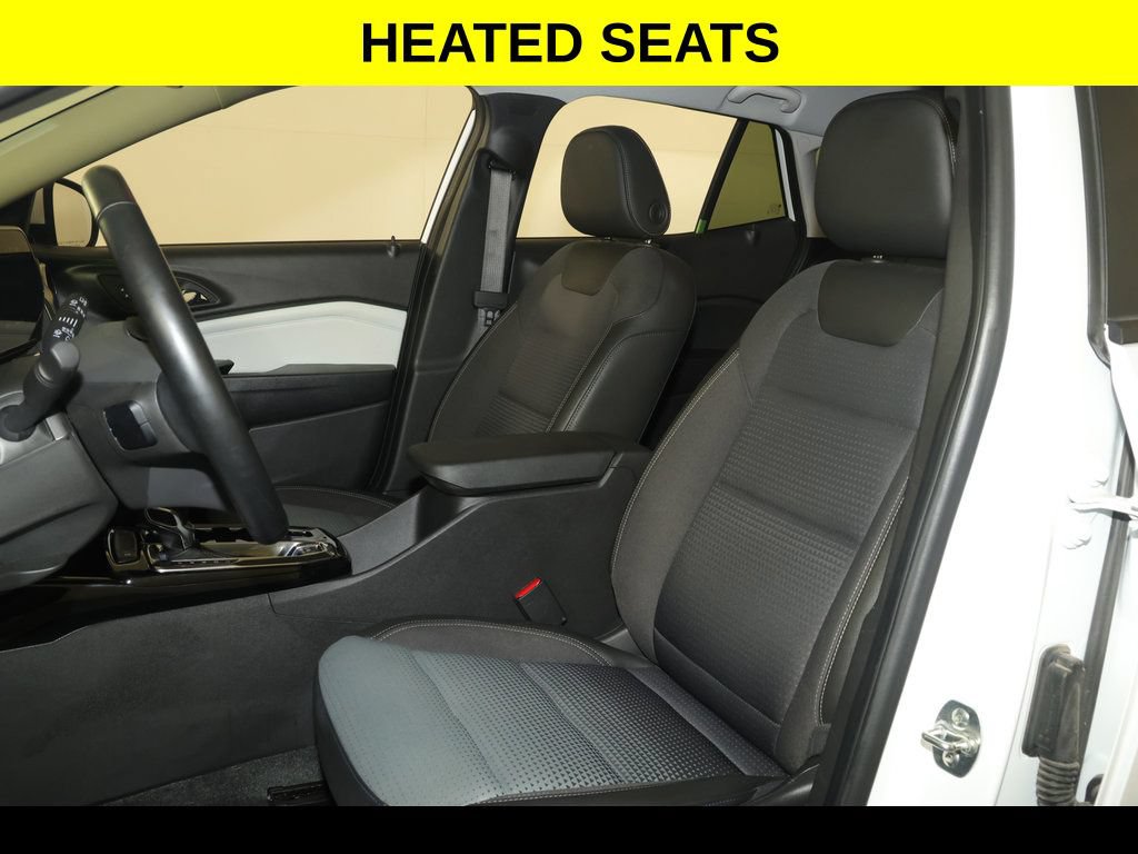 Certified 2025 Chevrolet Trax LT w/ LT Convenience Package FWD image 3