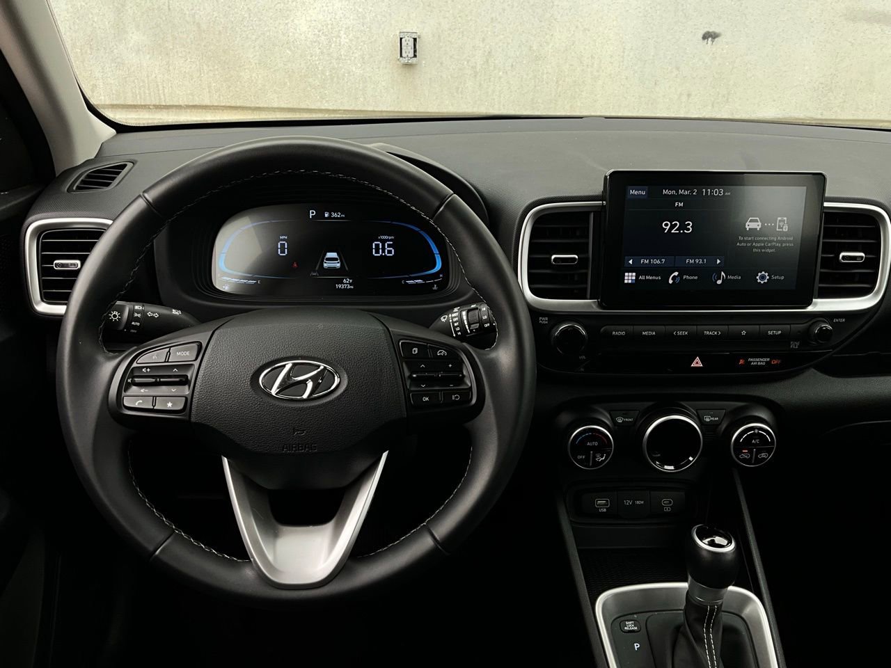 Used 2025 Hyundai Venue SEL image 13