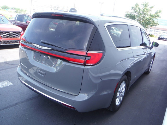 Used 2021 Chrysler Pacifica Touring-L w/ Uconnect Theater Family Group FWD image 9