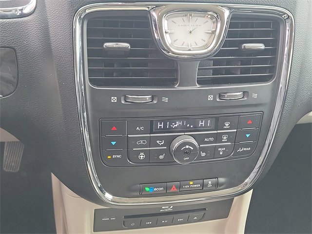 Used 2014 Chrysler Town & Country Limited image 28