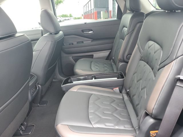 New 2026 Nissan Pathfinder Platinum AWD/4WD image 17