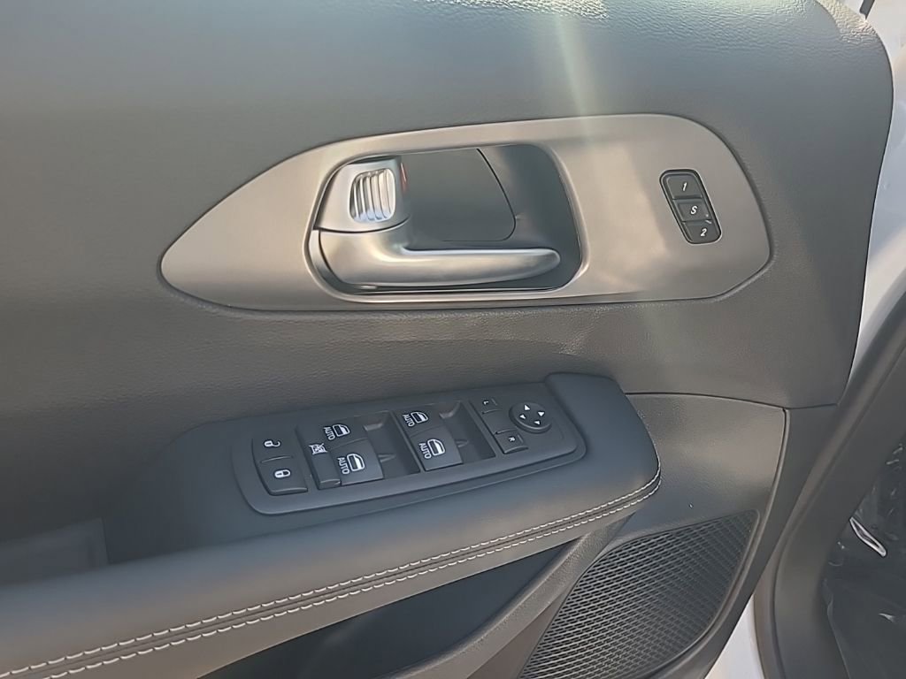 New 2025 Chrysler Pacifica Select FWD image 10