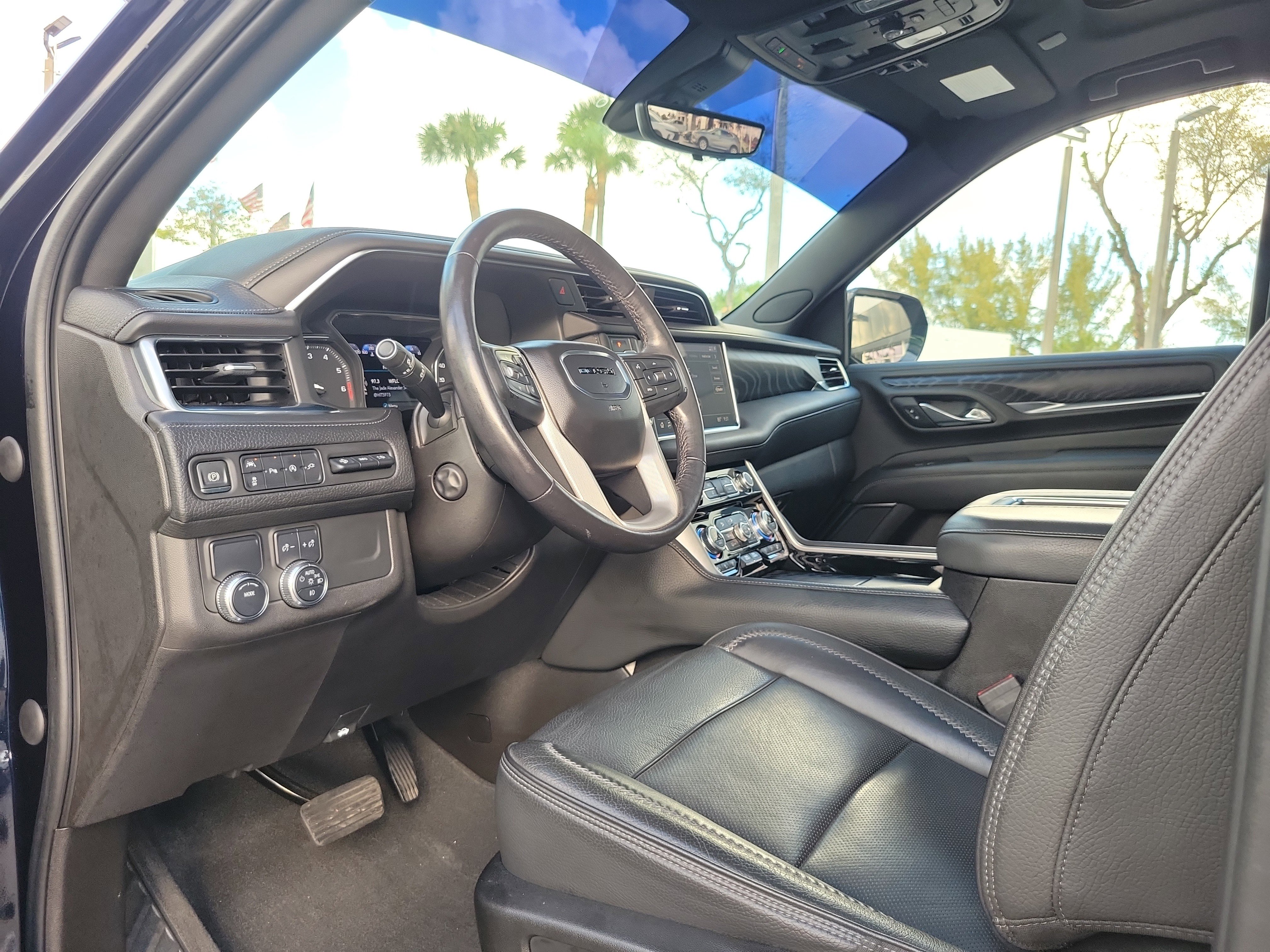 Used 2021 GMC Yukon Denali w/ Denali Premium Package image 9