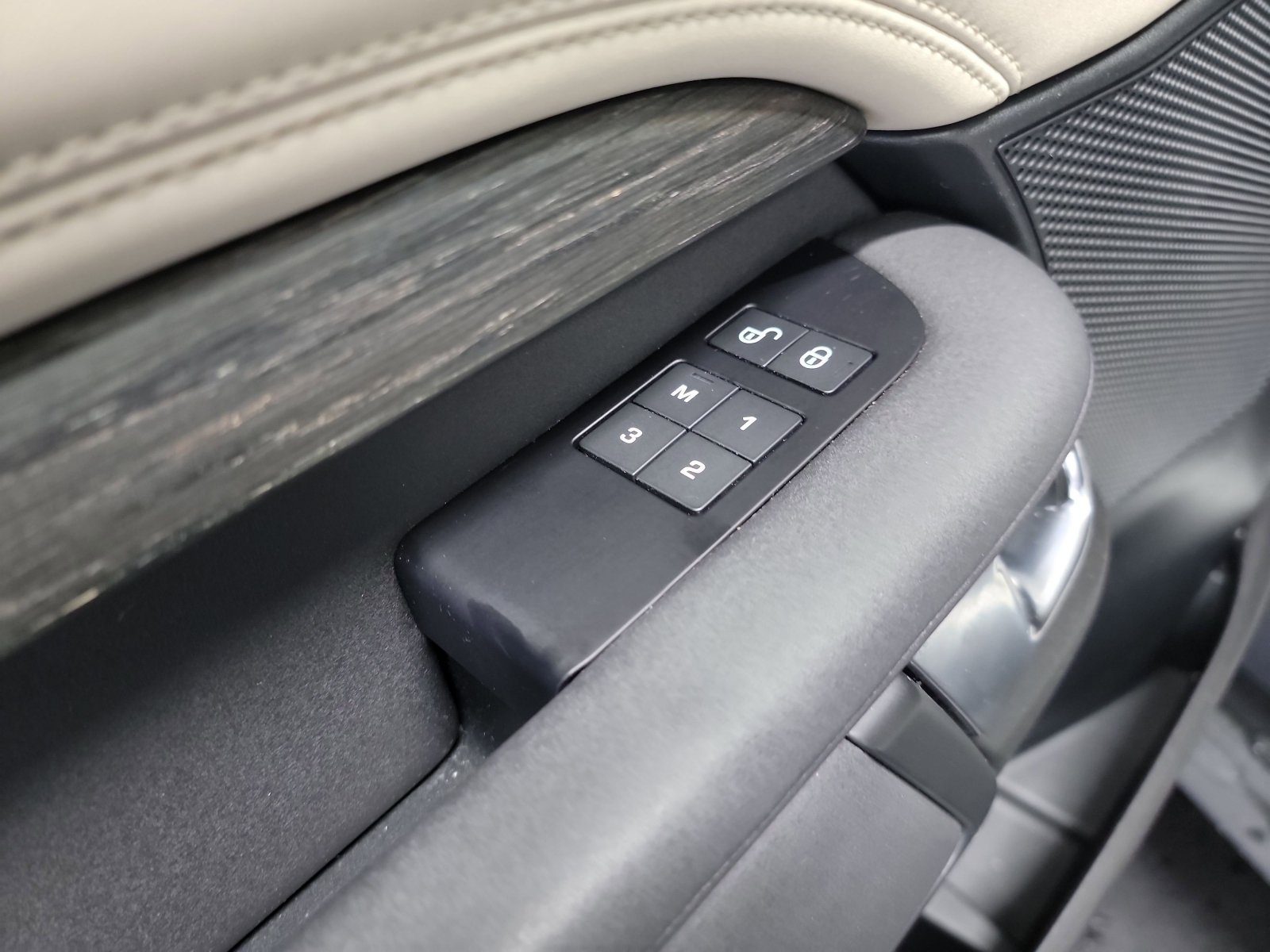 Used 2019 Land Rover Discovery HSE AWD/4WD image 14