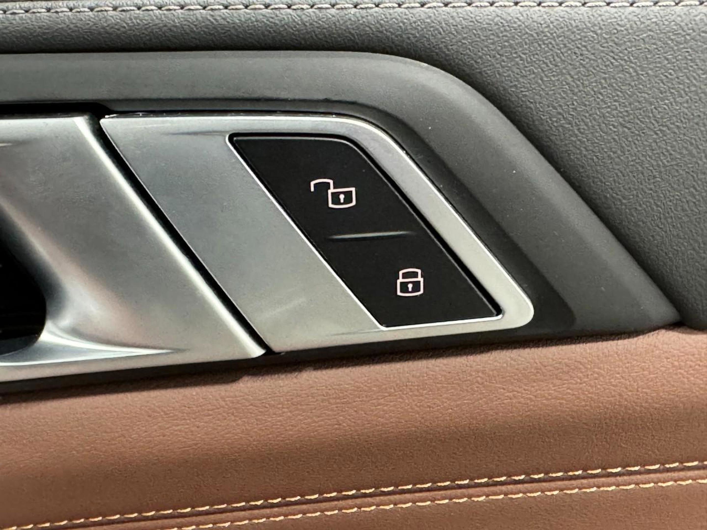 Used 2025 BMW X7 xDrive40i image 24