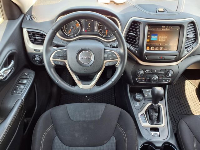 Used 2016 Jeep Cherokee Latitude w/ Cold Weather Group AWD/4WD image 6