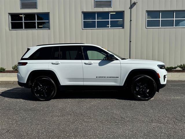 Used 2025 Jeep Grand Cherokee Altitude AWD/4WD image 2
