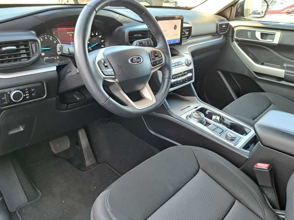 Used 2023 Ford Explorer XLT AWD/4WD image 9