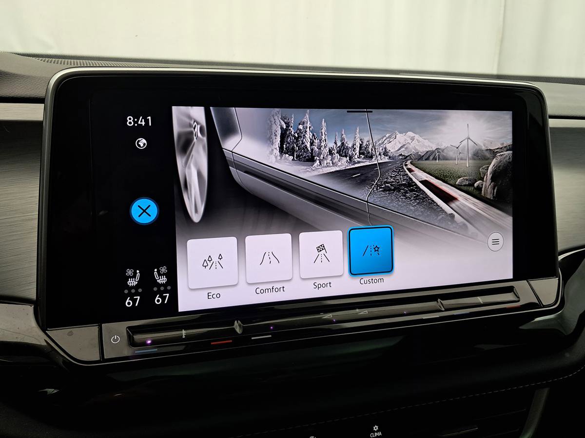 Used 2025 Volkswagen Atlas Cross Sport SE image 32