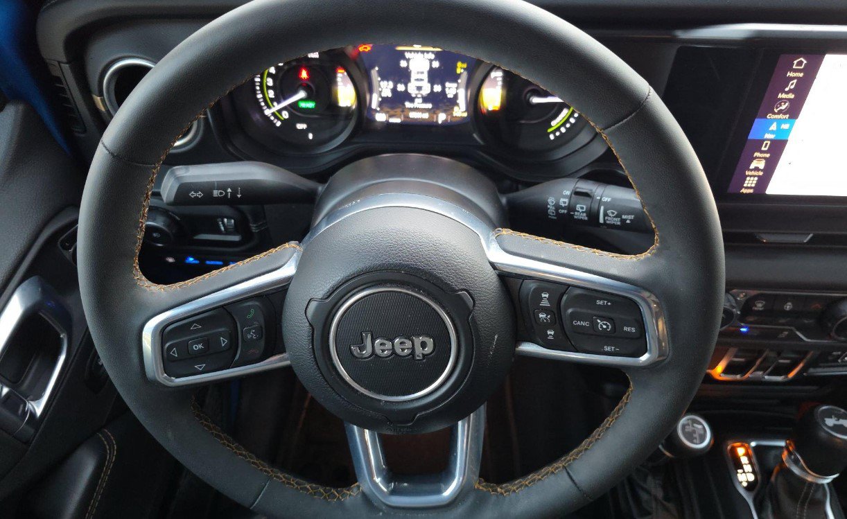 Used 2024 Jeep Wrangler Unlimited Sahara w/ Technology Group AWD/4WD image 8