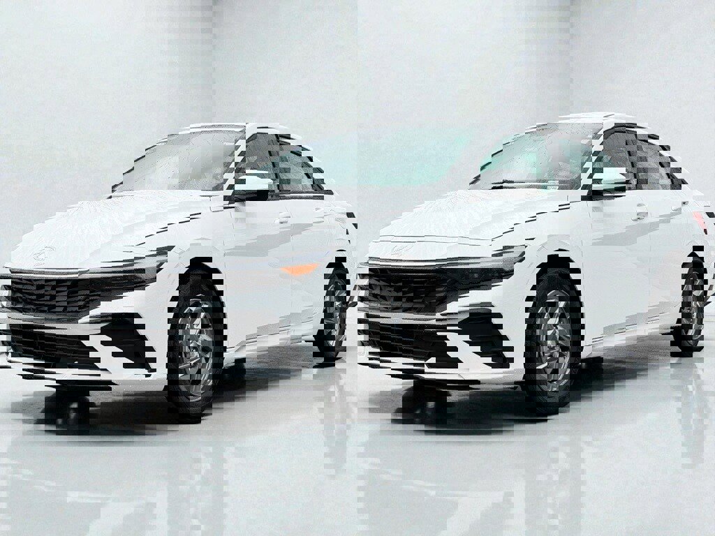 Certified 2025 Hyundai Elantra SE w/ Cargo Package image 5