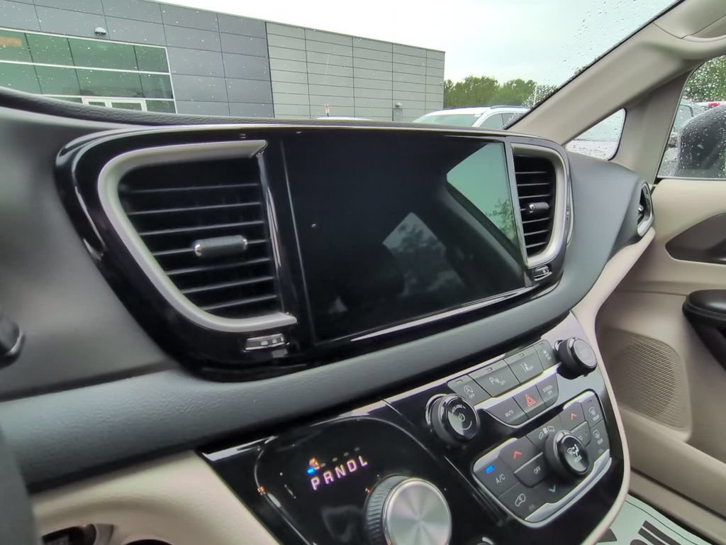 Used 2023 Chrysler Pacifica Touring-L FWD image 24