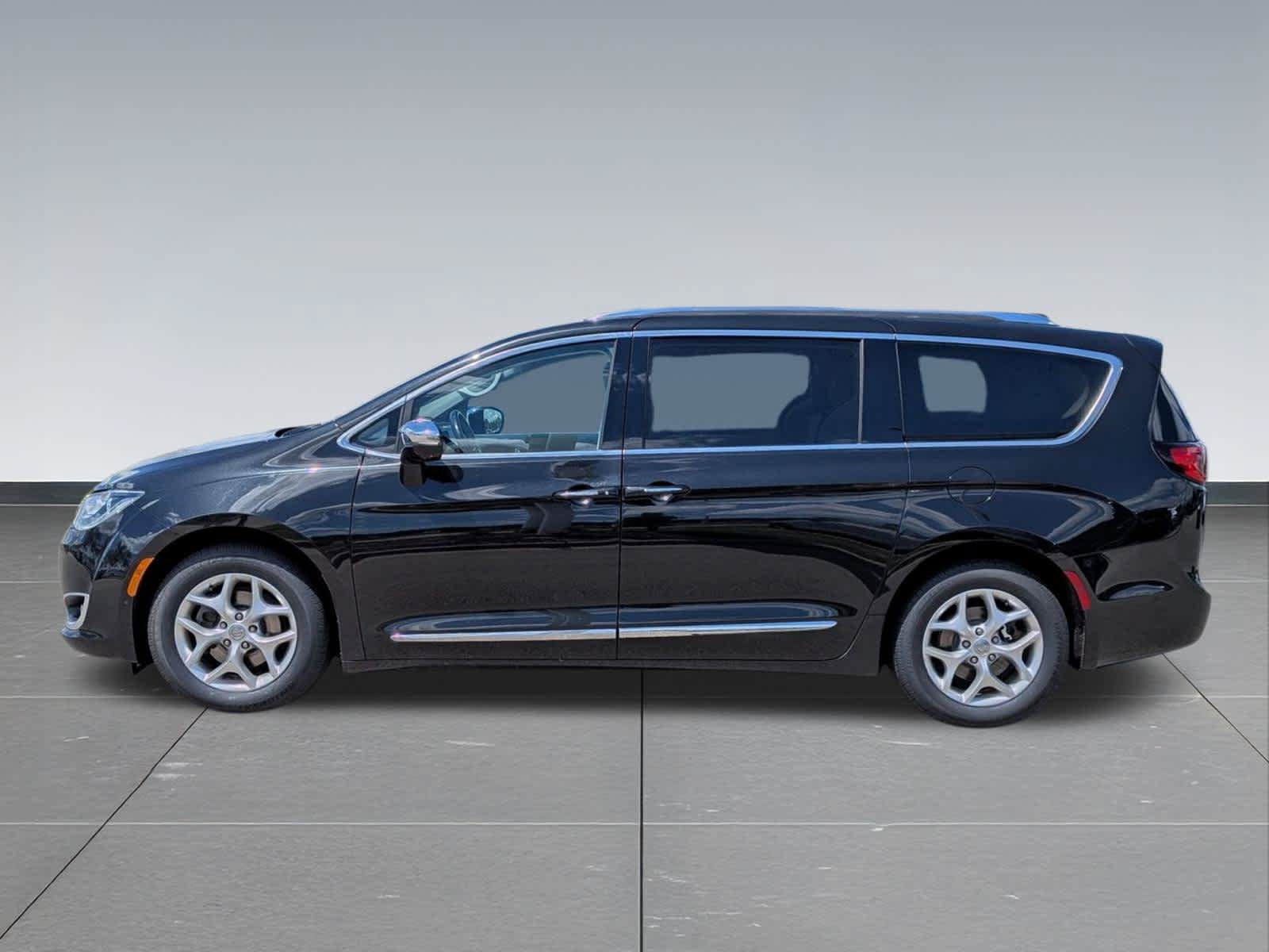 Used 2020 Chrysler Pacifica Limited w/ Advanced Safetytec Group FWD image 2