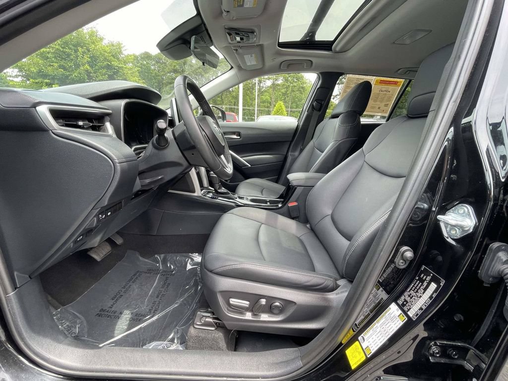 Used 2024 Toyota Corolla Cross XLE w/ Convenience Package AWD/4WD image 20