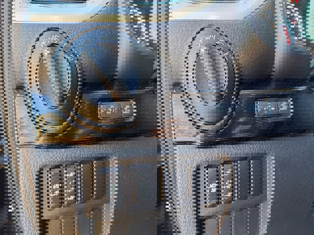 Used 2021 Nissan Titan SV w/ SV Convenience Package image 12