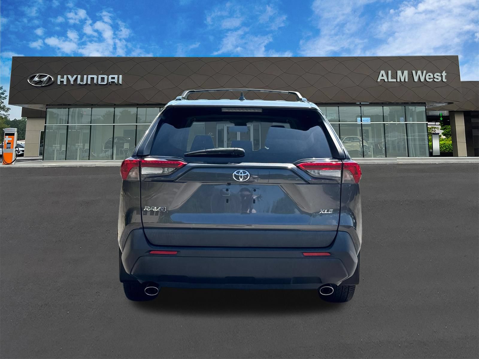 Used 2022 Toyota RAV4 XLE Premium FWD image 6