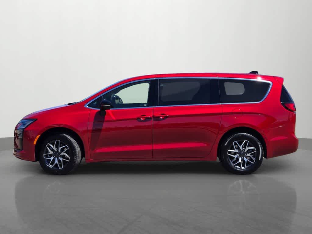 New 2027 Chrysler Pacifica Limited AWD/4WD image 3