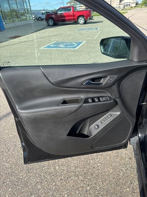 Used 2023 Chevrolet Equinox Premier image 12