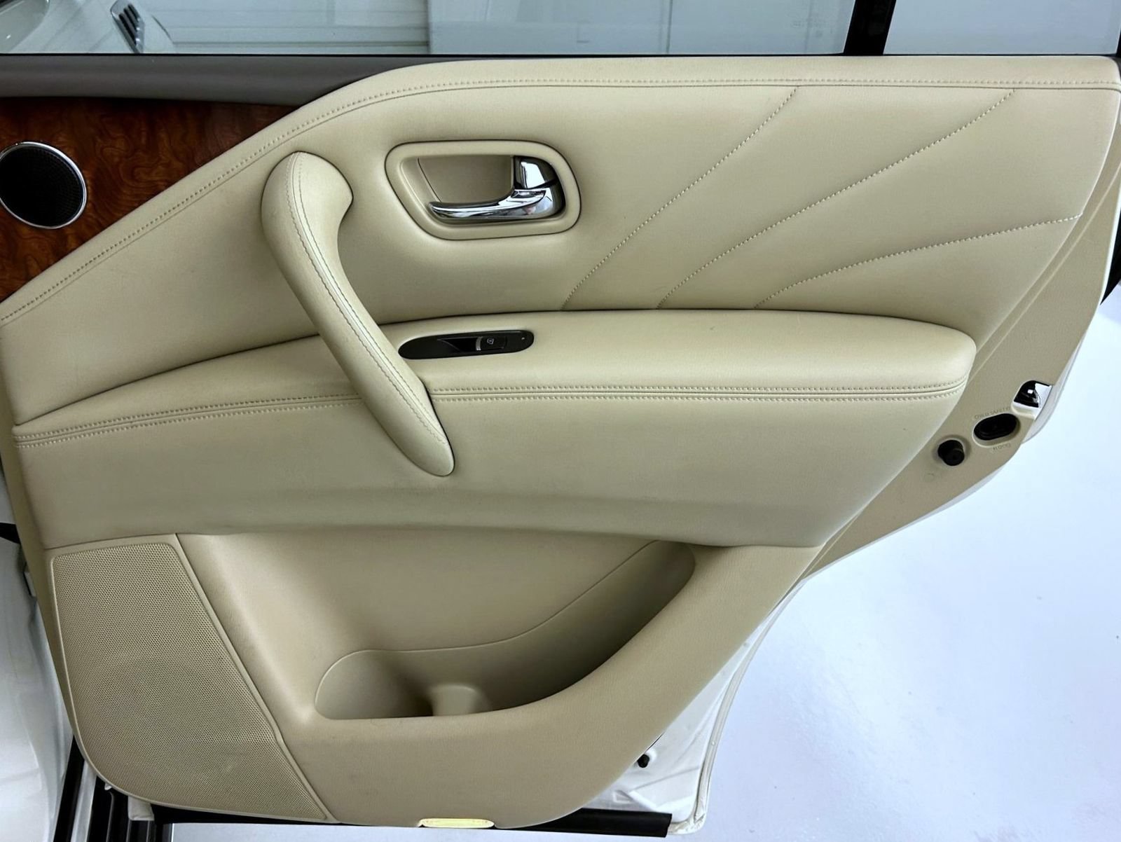 Used 2016 INFINITI QX80 4WD w/ Deluxe Technology Package image 17