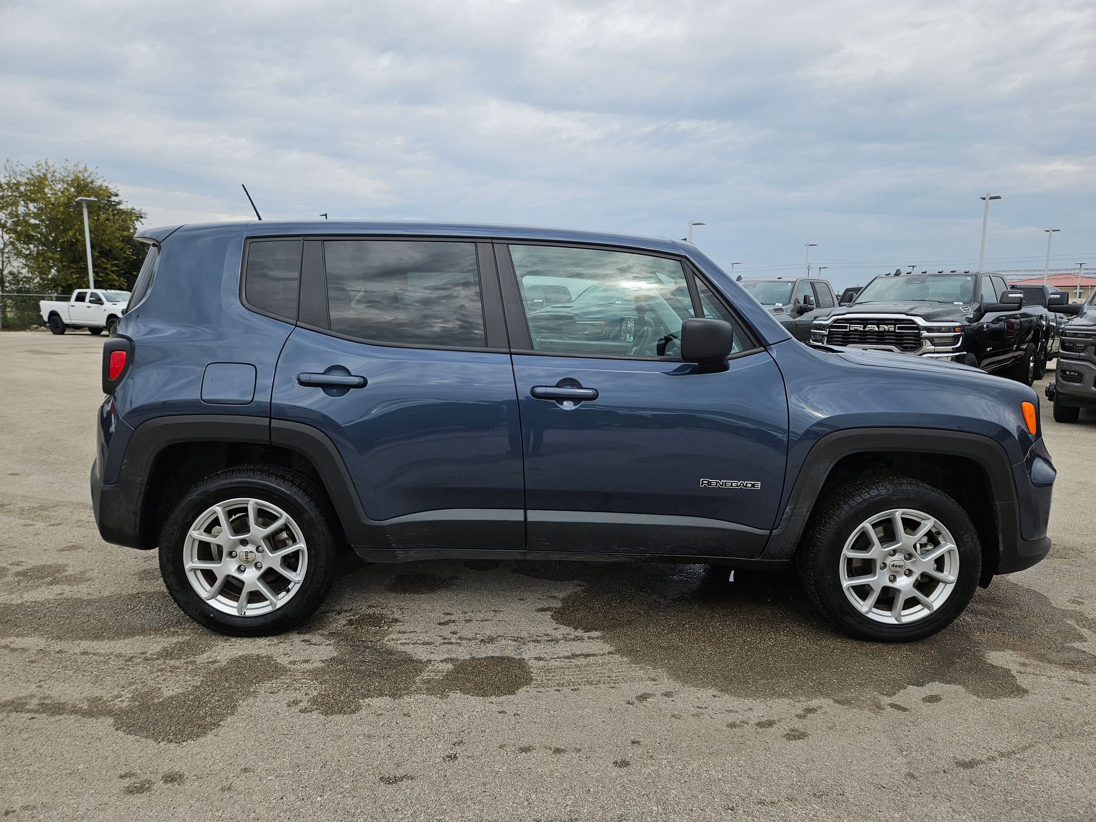 Certified 2023 Jeep Renegade Latitude image 2