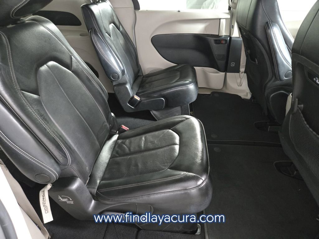Used 2022 Chrysler Pacifica Touring-L image 17