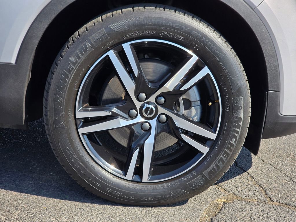 Used 2023 Volvo XC40 B5 Plus image 9