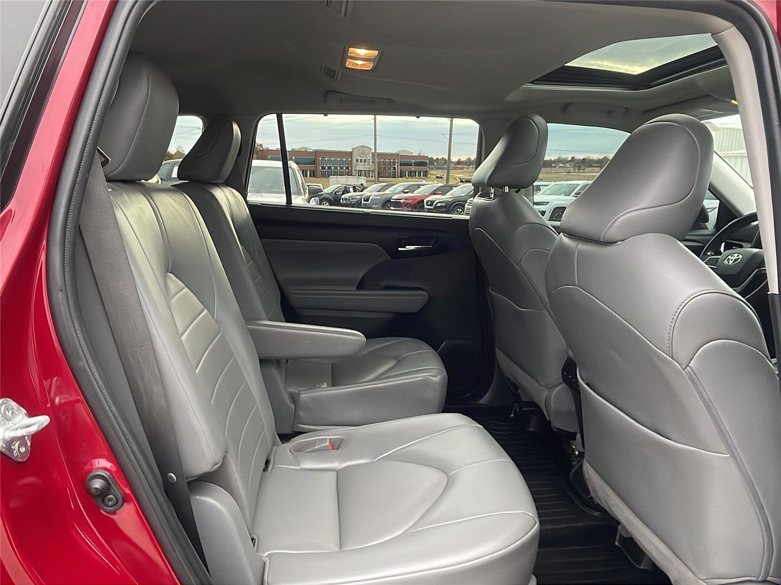 Used 2022 Toyota Highlander XLE image 16