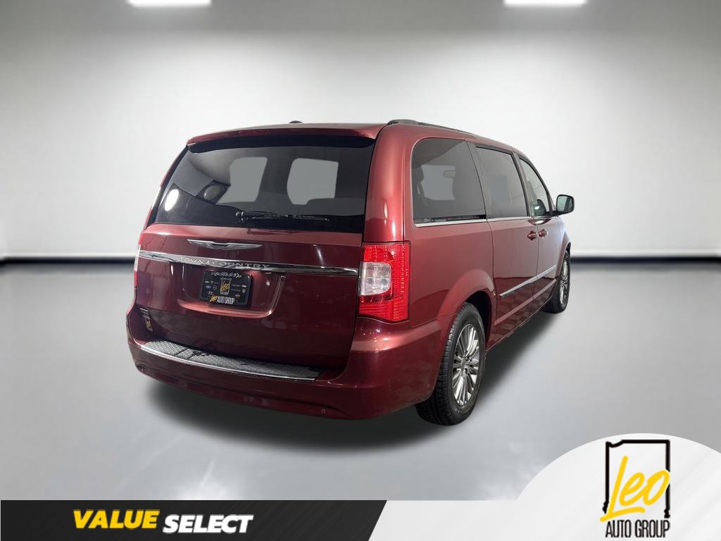 Used 2014 Chrysler Town & Country Touring-L FWD image 5