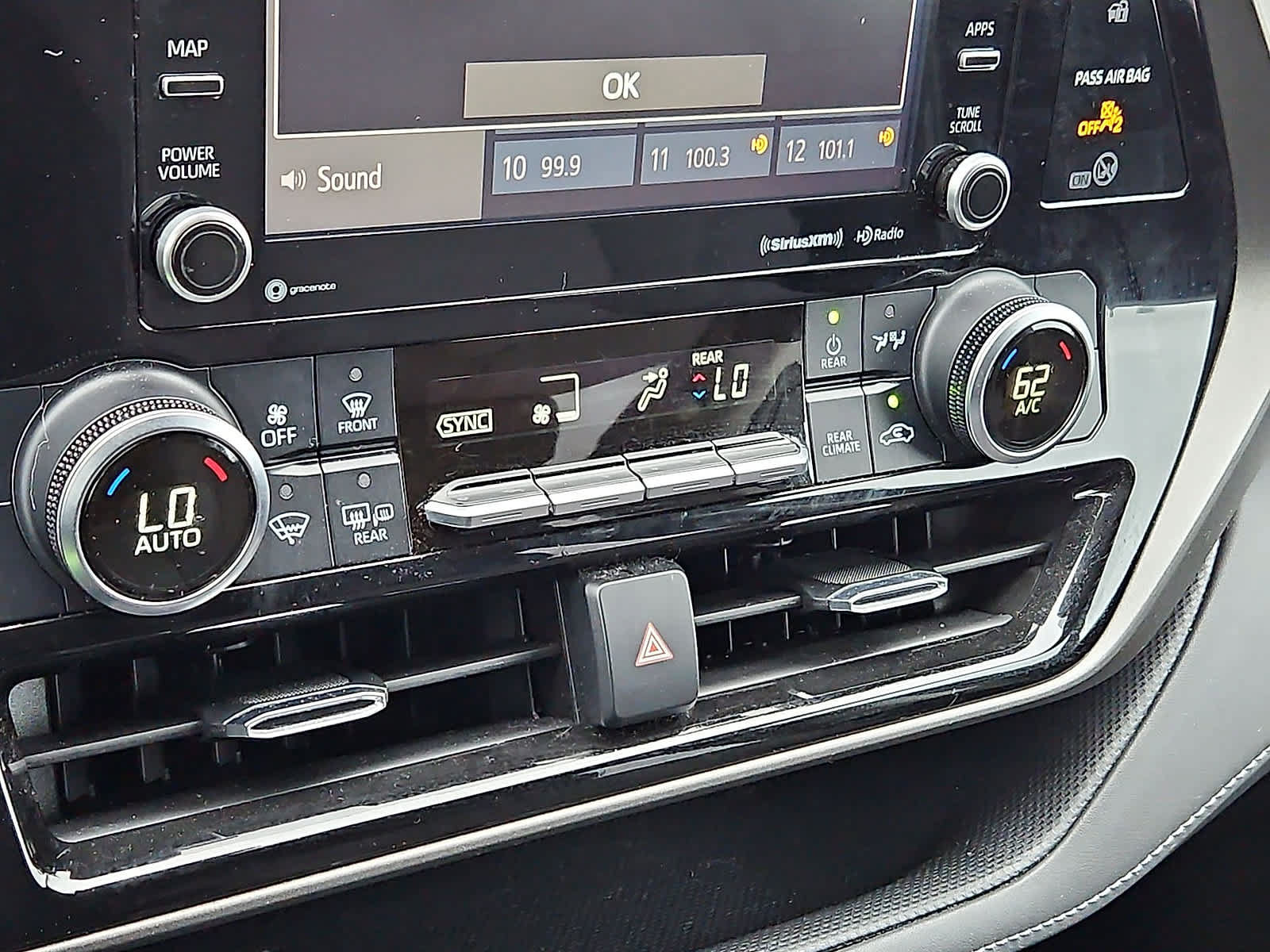Used 2021 Toyota Highlander LE AWD/4WD image 23