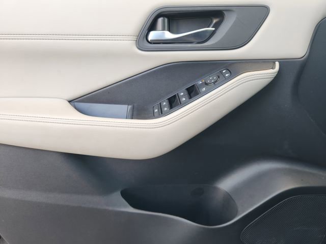 Used 2025 Nissan Rogue SV w/ SV Premium Package FWD image 17