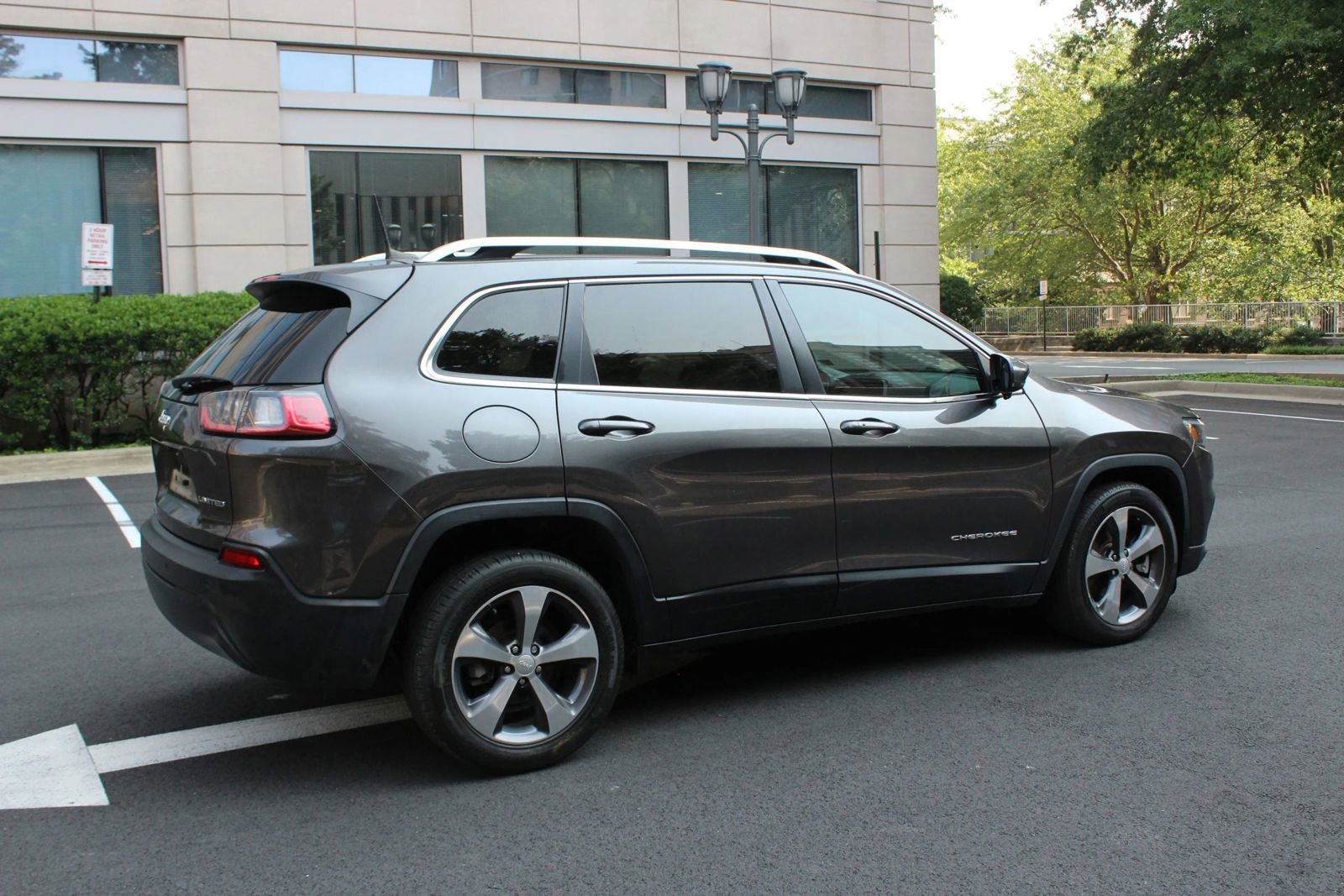 Used 2020 Jeep Cherokee Limited FWD image 7
