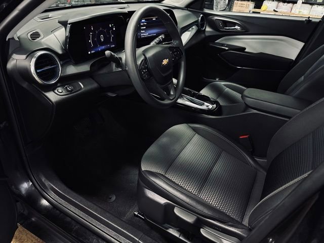 Used 2025 Chevrolet Trax LT image 16