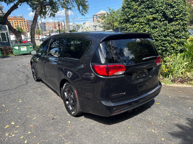 Used 2020 Chrysler Pacifica Touring w/ S Appearance Package FWD image 3
