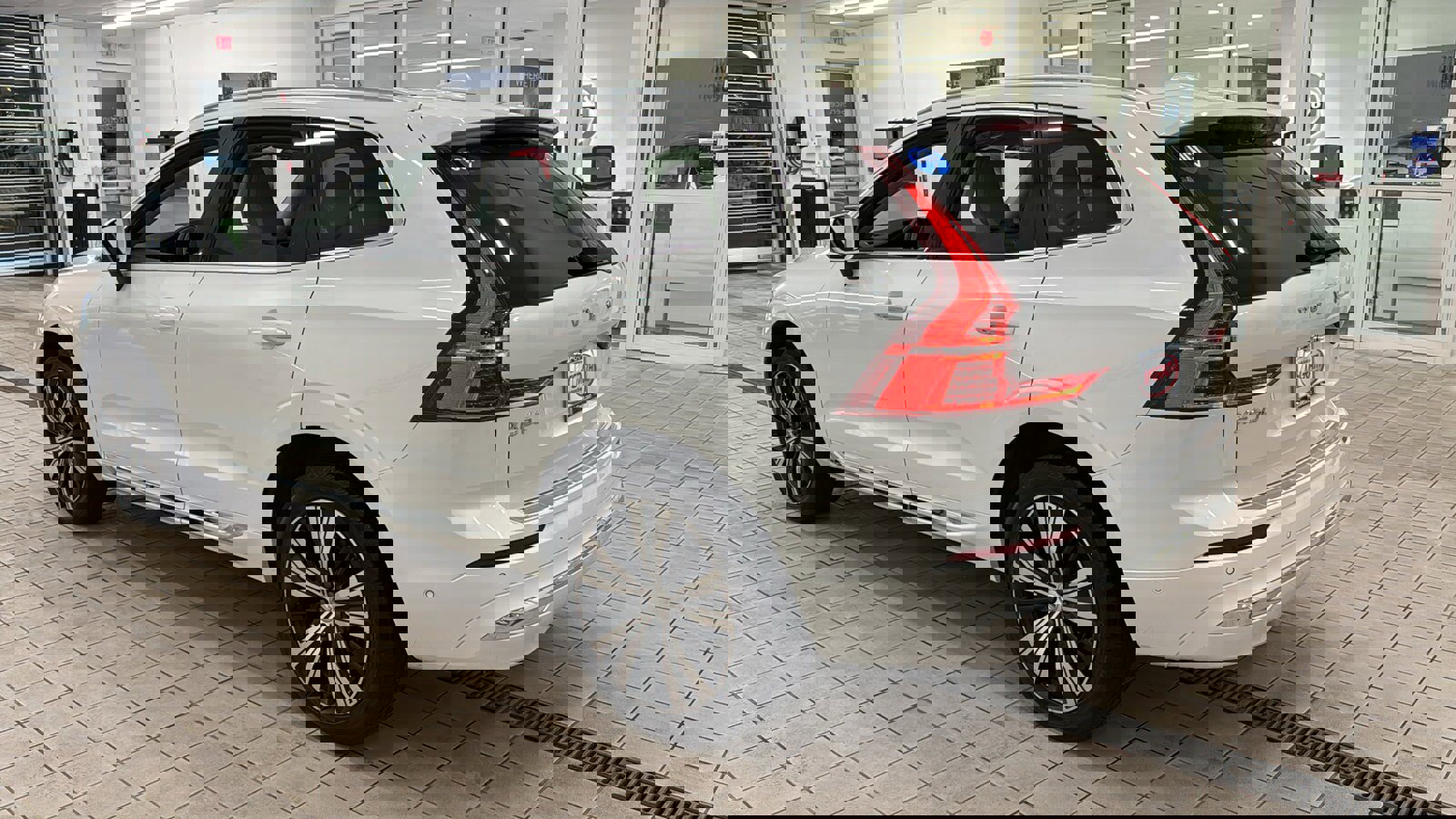 Used 2023 Volvo XC60 B5 Plus image 7