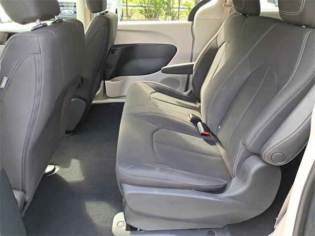 Used 2020 Chrysler Voyager L image 11