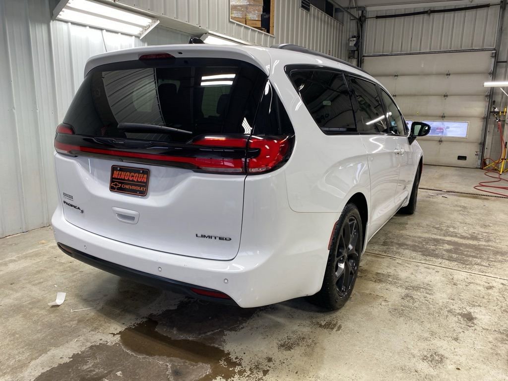Used 2025 Chrysler Pacifica Limited image 12