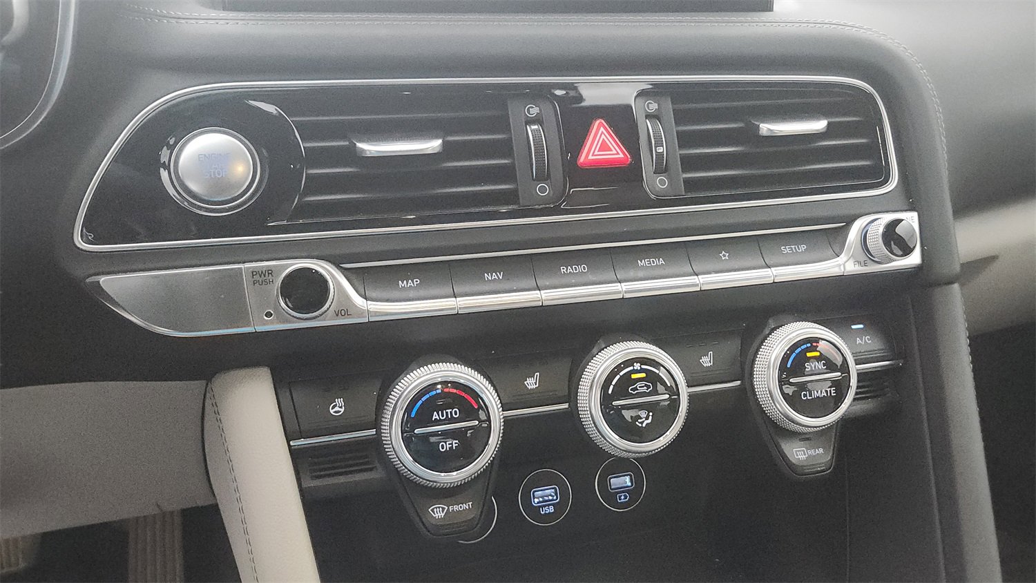 Used 2022 Genesis G70 2.0T image 9