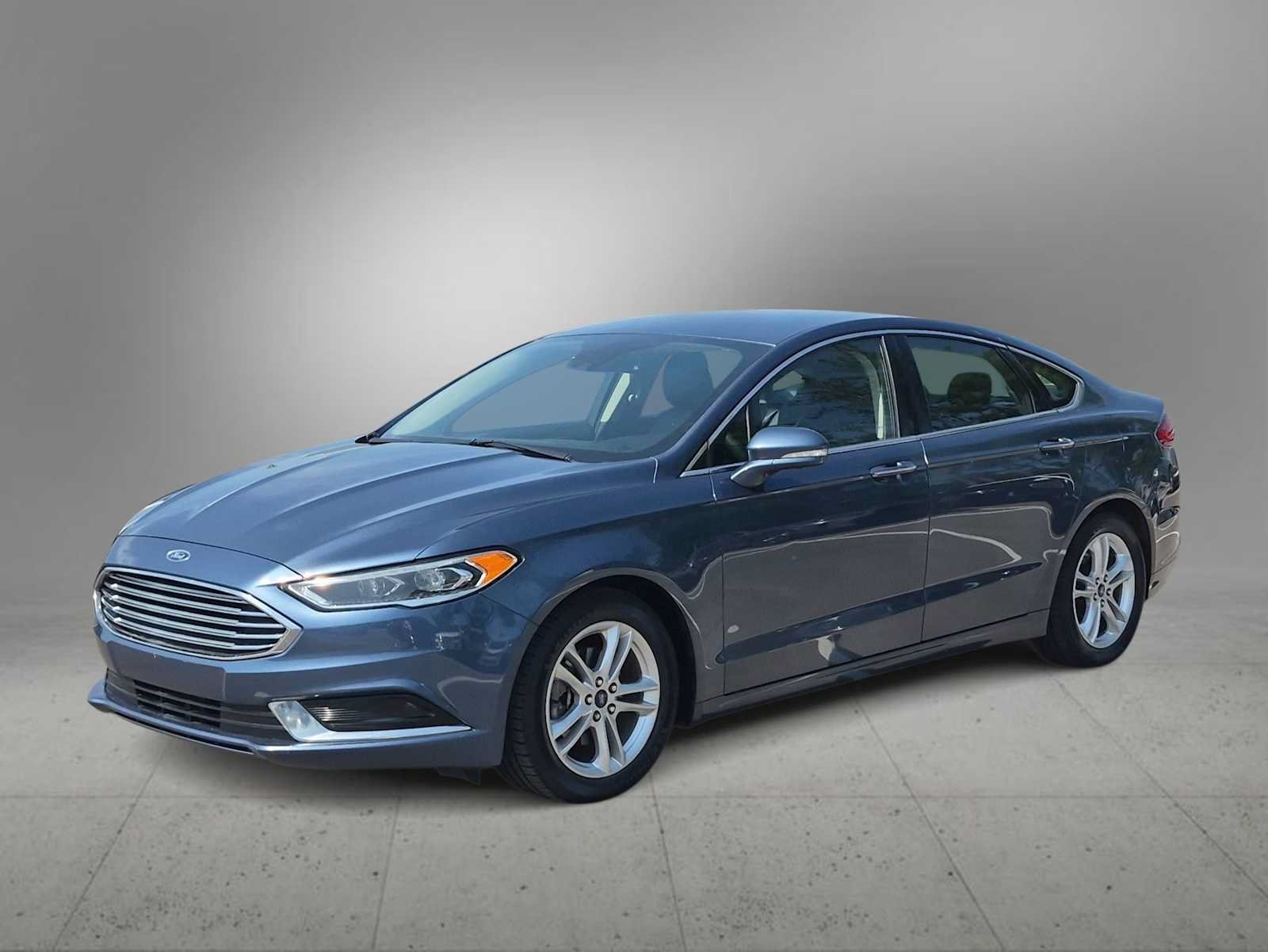 Used 2018 Ford Fusion SE w/ Fusion SE Technology Package FWD image 4