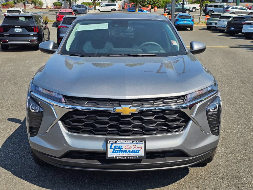 New 2026 Chevrolet Trax LS w/ LS Convenience Package FWD image 2